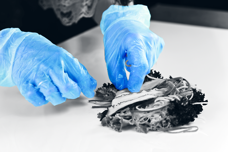 Кутия Unicare сини винилови напудрени ръкавици от 100 бр